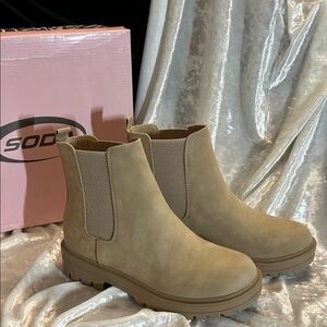 NWT SODA HOPPER BOOTS 9